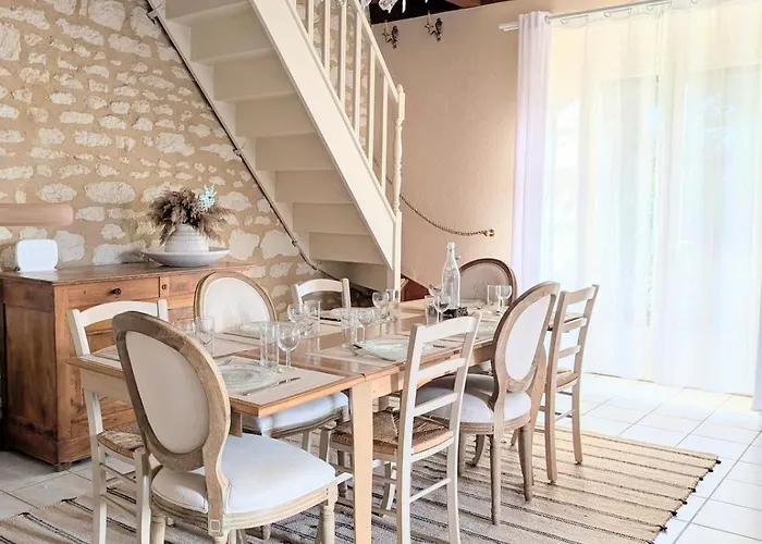 Au Chateau De La Tour A 15 Minutes Du Futuroscope Naintre