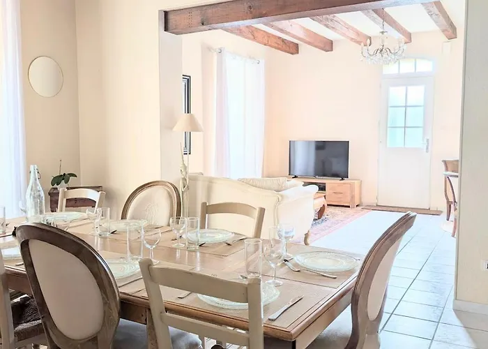 Au Chateau De La Tour A 15 Minutes Du Futuroscope * Naintre